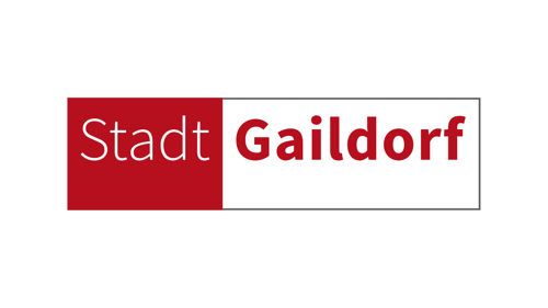 Logo der Stadt Gaildorf: „Stadt“ in weiß auf rotem Feld, „Gaildorf“ in Rot auf weißem Feld, umrahmt.