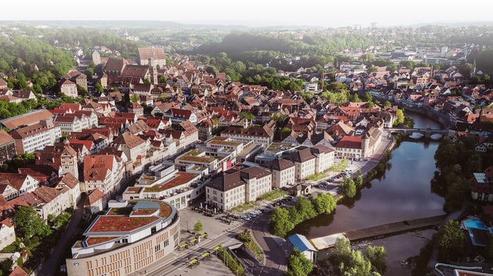 Luftaufnahme der Altstadt von Schwäbisch Hall mit dem Fluss Kocher und historischen Gebäuden.