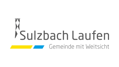 Graues Logo mit "Sulzbach Laufen" und "Gemeinde mit Weitsicht", darunter gelber und blauer Balken.