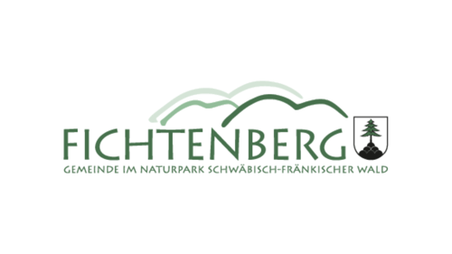Logo Fichtenberg: Grüne Hügel, Schriftzug "FICHTENBERG GEMEINDE IM NATURPARK SCHWÄBISCH-FRÄNKISCHER WALD", Wappen mit Tanne.