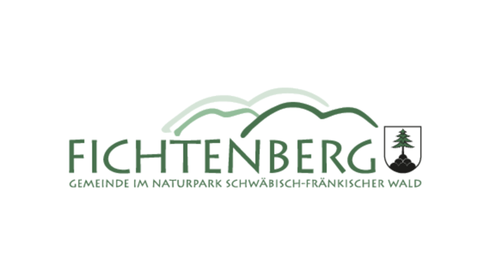 Logo von Fichtenberg mit stilisierten grünen Hügeln, dem Schriftzug "FICHTENBERG" und "GEMEINDE IM NATURPARK SCHWÄBISCH-FRÄNKISCHER WALD" sowie einem Wappen mit einem Baum.
