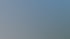 Mann zeigt auf eine digitale Karte mit blauen, roten und grauen Punkten auf einem großen Bildschirm in einem Büro.