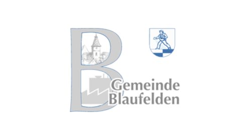 Grauer Buchstabe B mit Kirchturm und Fabrik, daneben Wappen mit blau-weiß kariertem Schild und Mann, Text "Gemeinde Blaufelden".